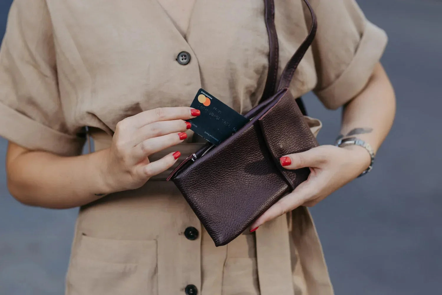 Minimalist Phone Pouch – Grainy Leather Crossbody Bag