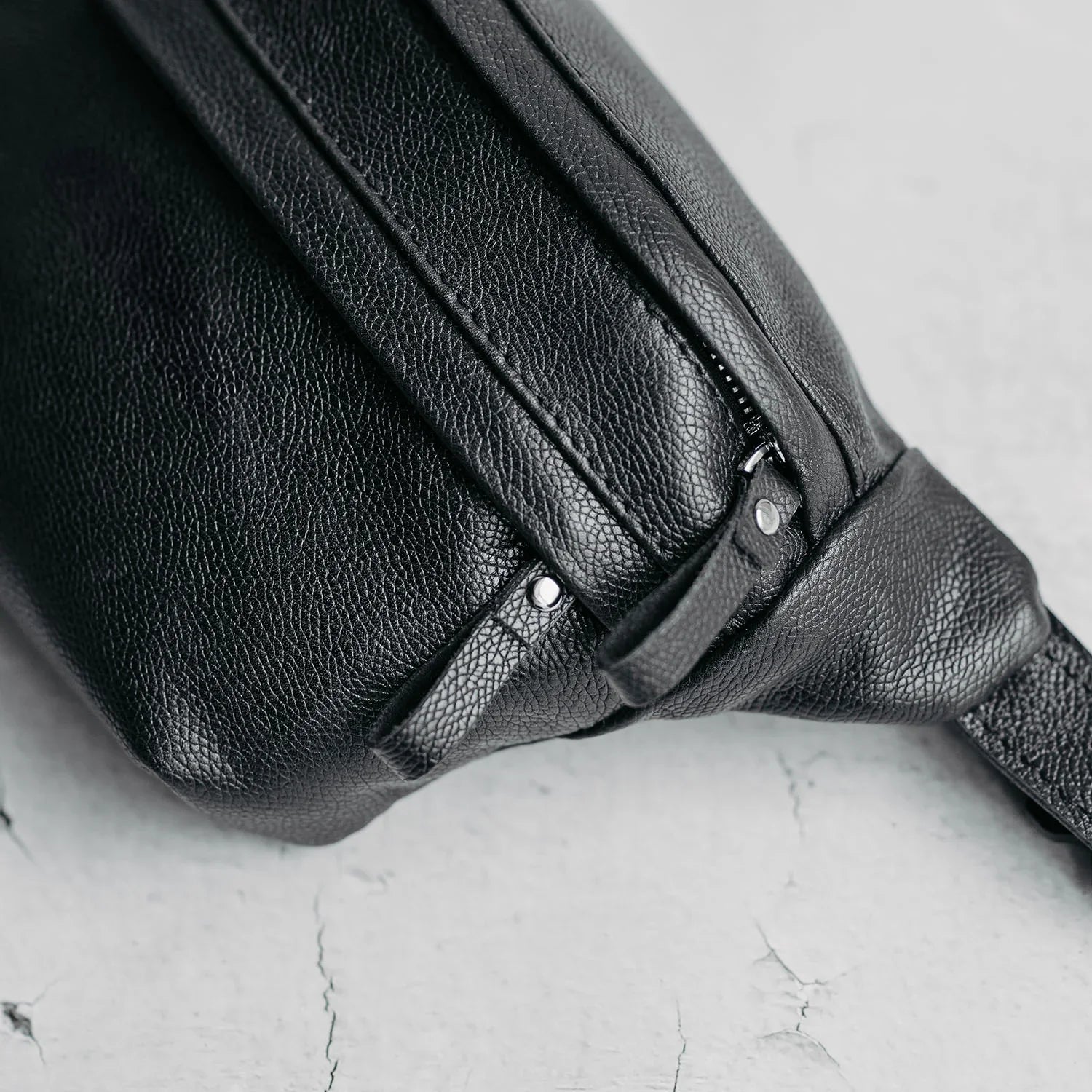 Leather Waist Bag with Zipper | Grainy Black - Wenderfarer