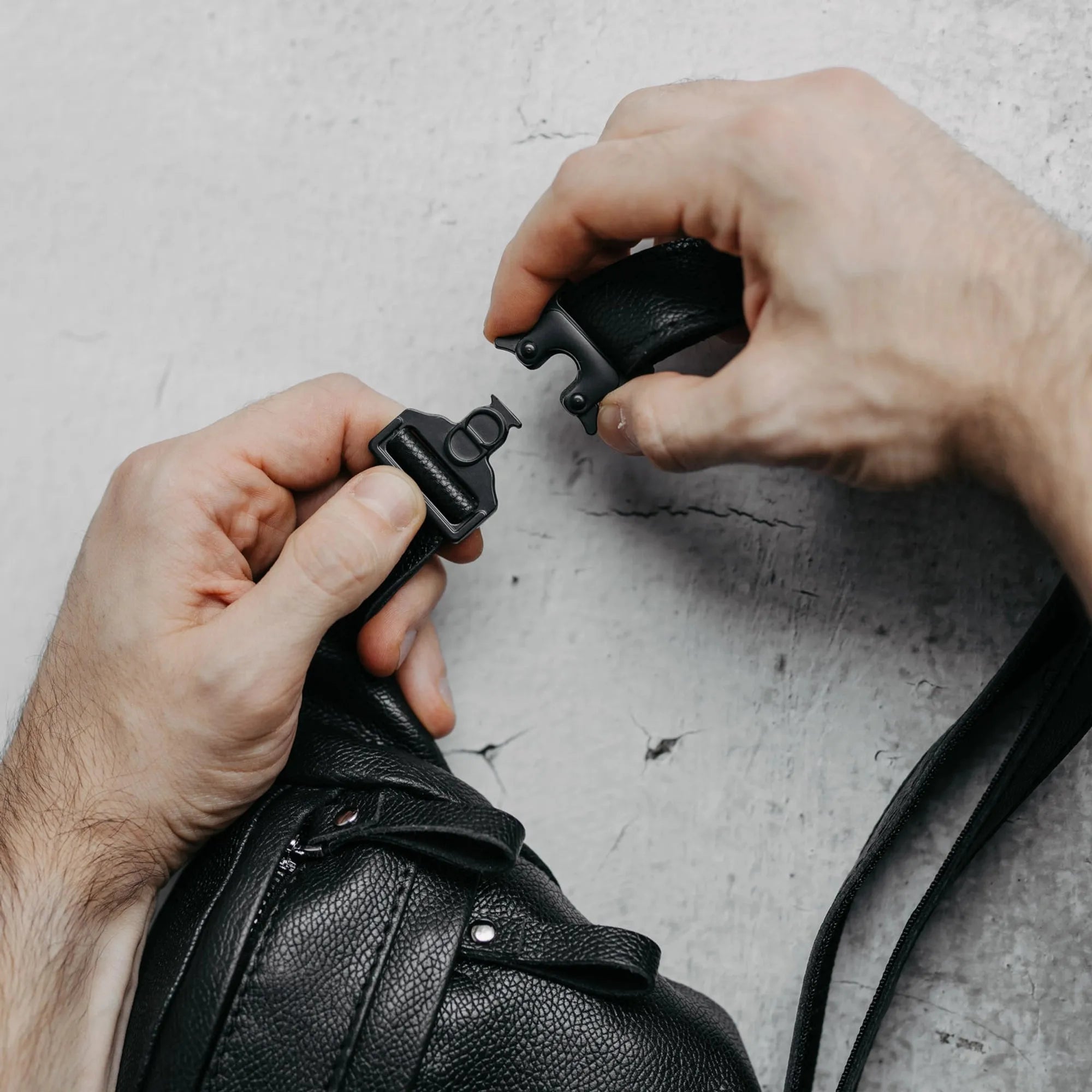 Leather Waist Bag with Zipper | Grainy Black - Wenderfarer