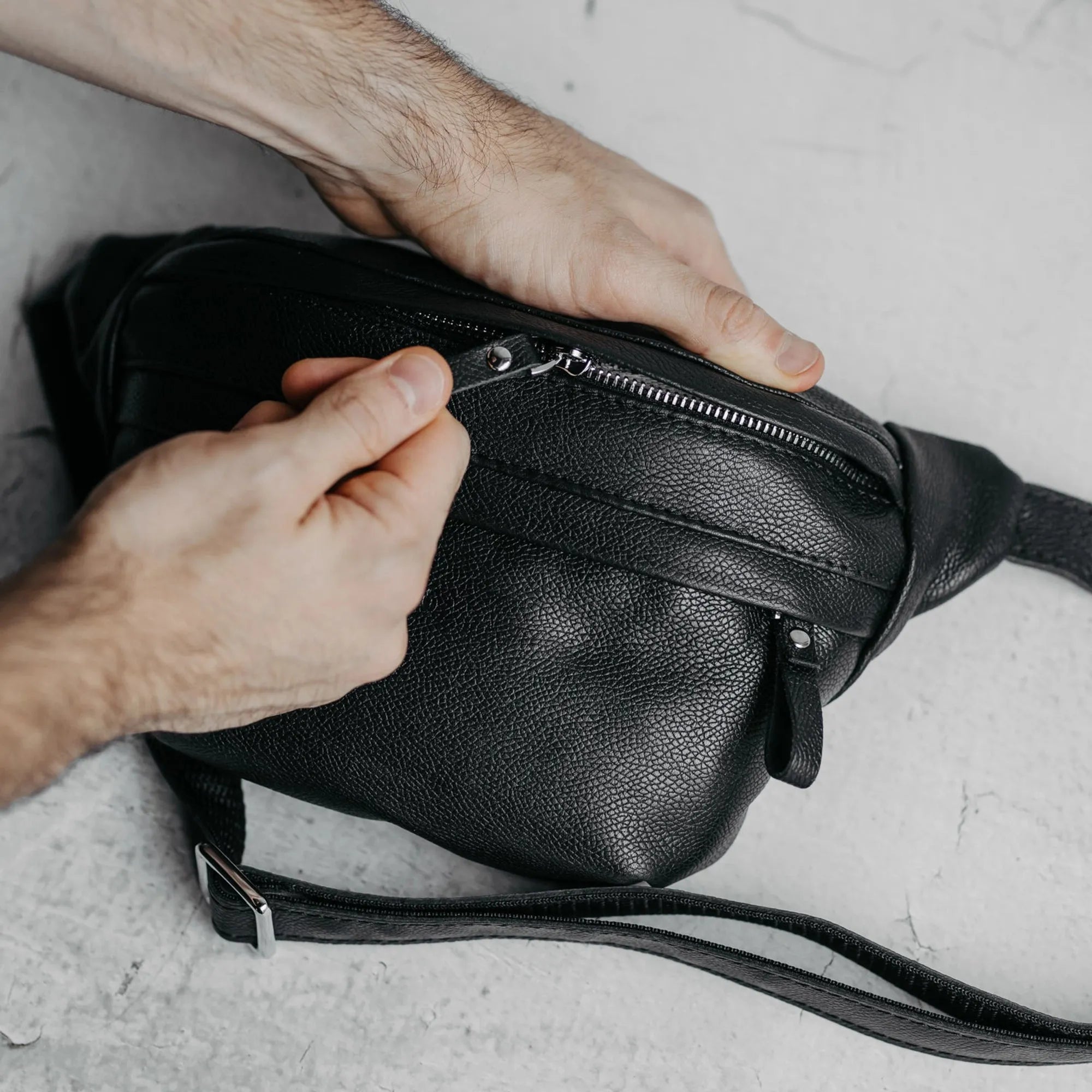 Leather Waist Bag with Zipper | Grainy Black - Wenderfarer