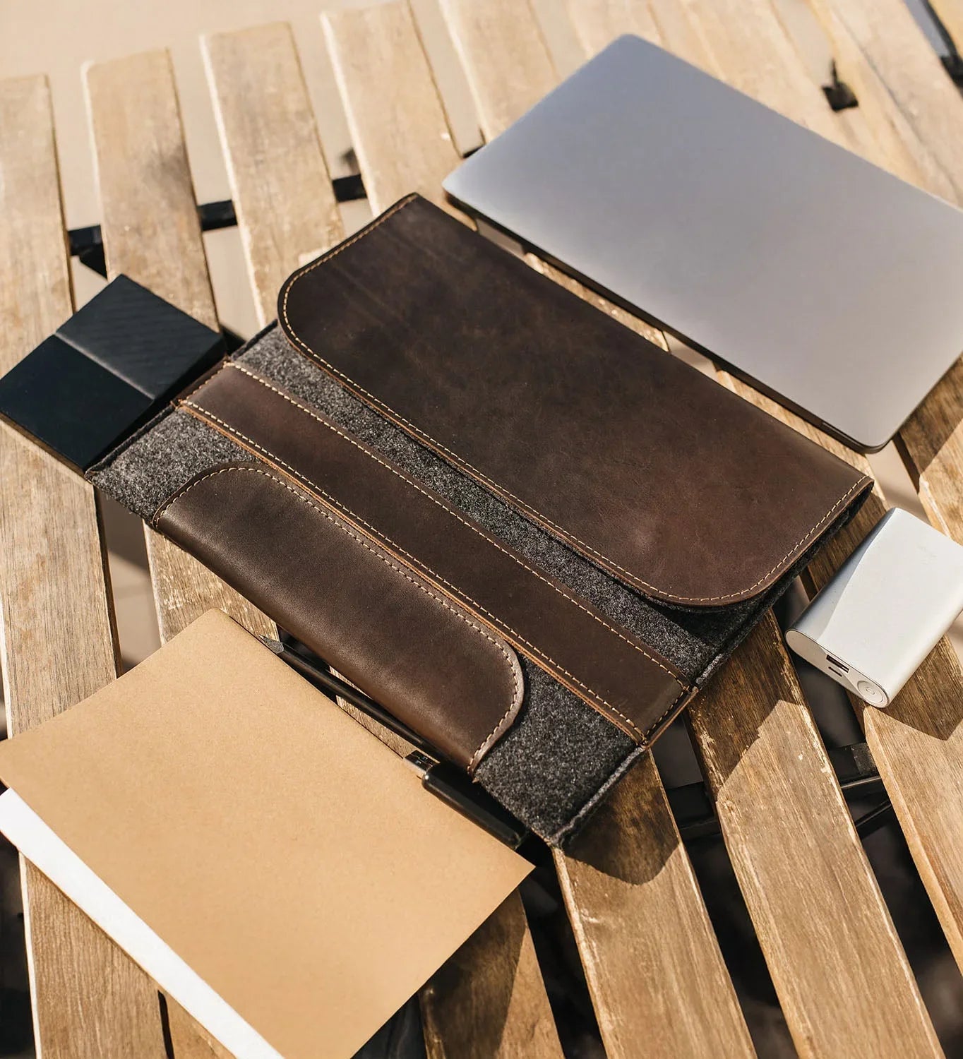 Wool & Leather Laptop Sleeve for Macbook – Magnetic Closure