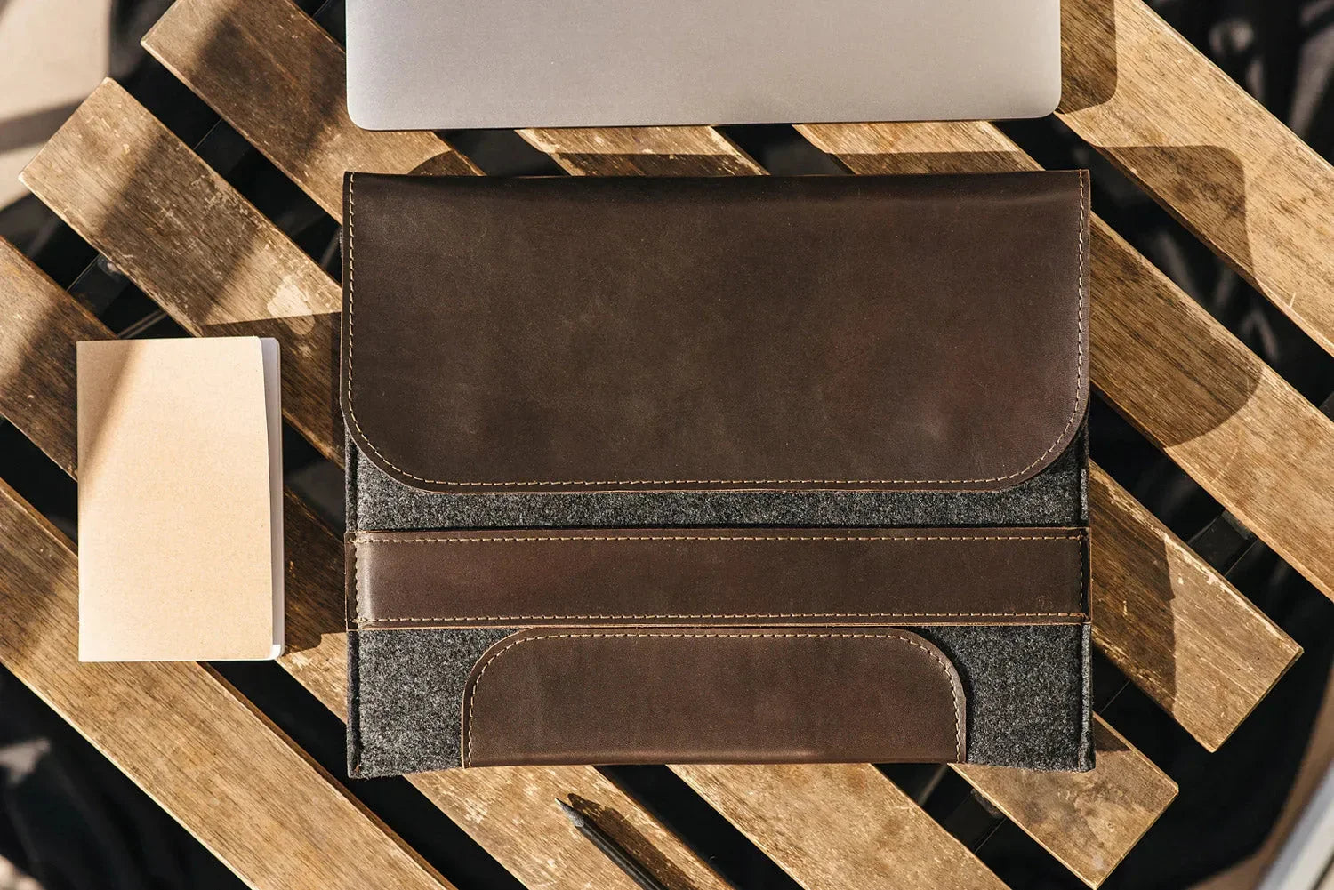 Wool & Leather Laptop Sleeve for Macbook – Magnetic Closure