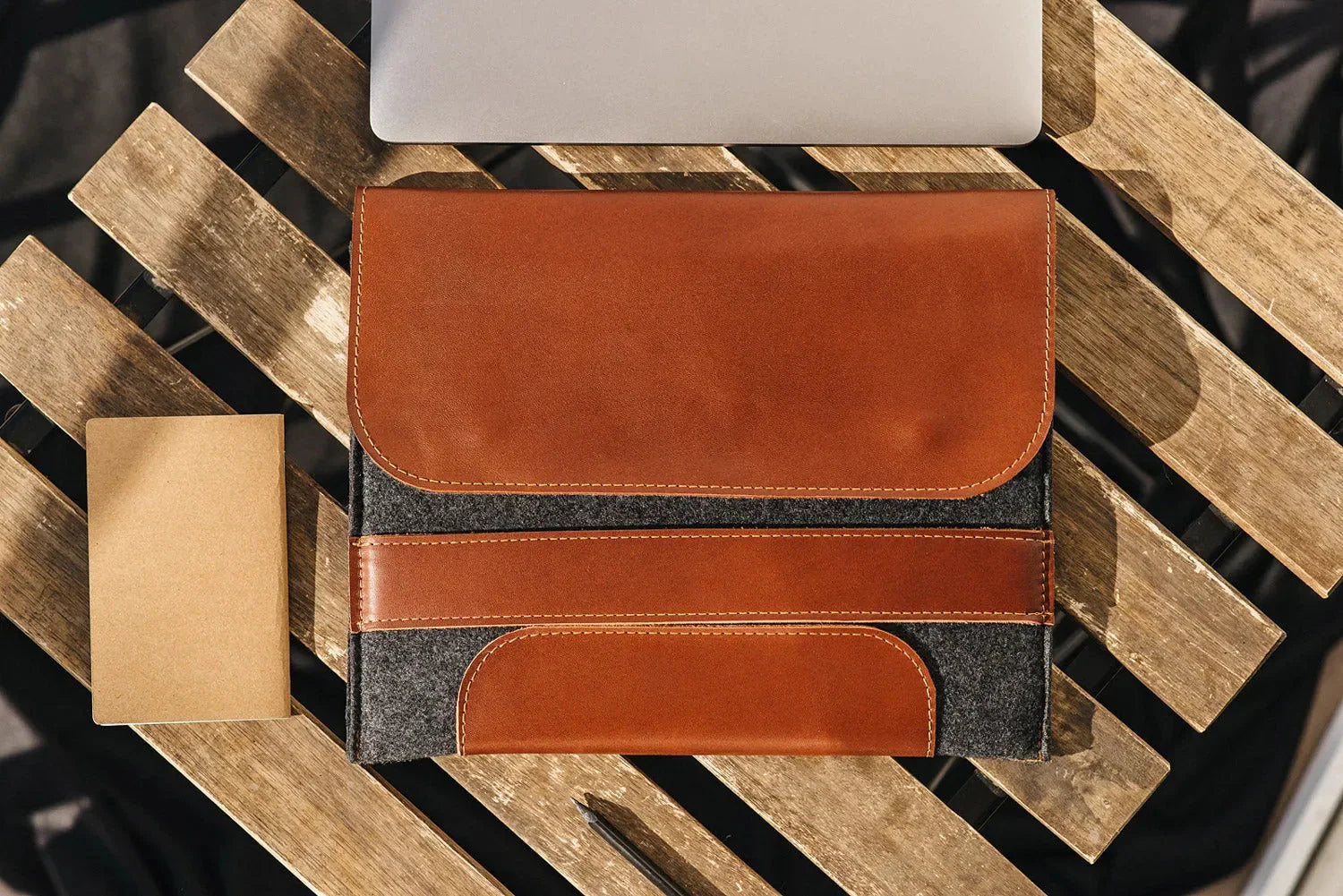Wool & Leather Laptop Sleeve for Macbook – Magnetic Closure