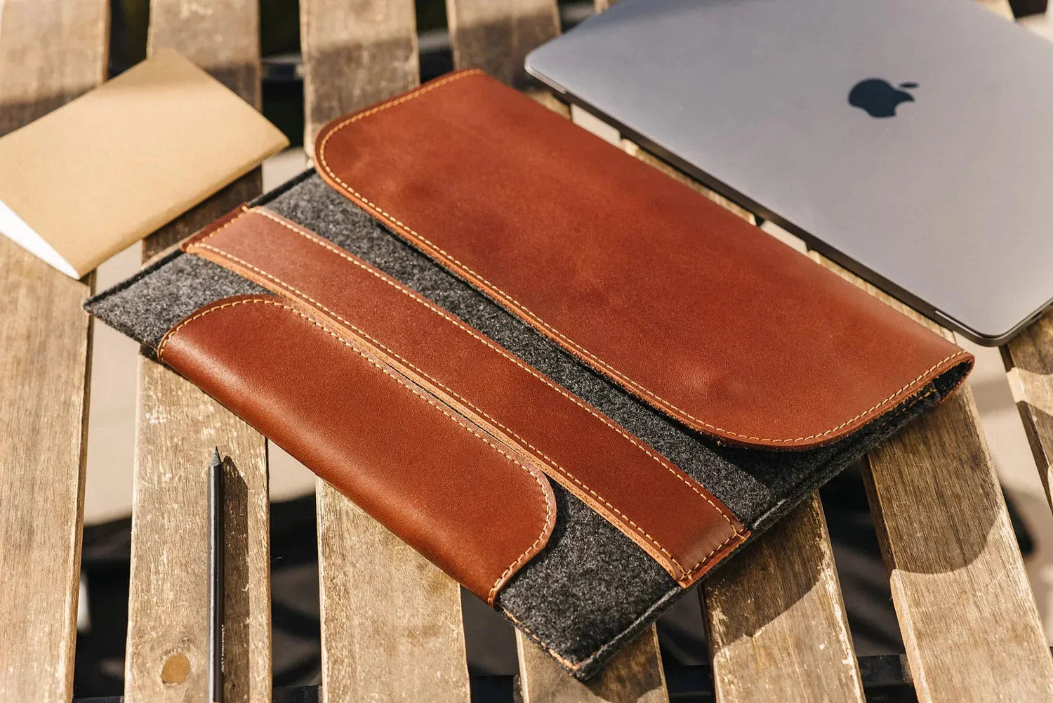 Wool & Leather Laptop Sleeve for Macbook – Magnetic Closure