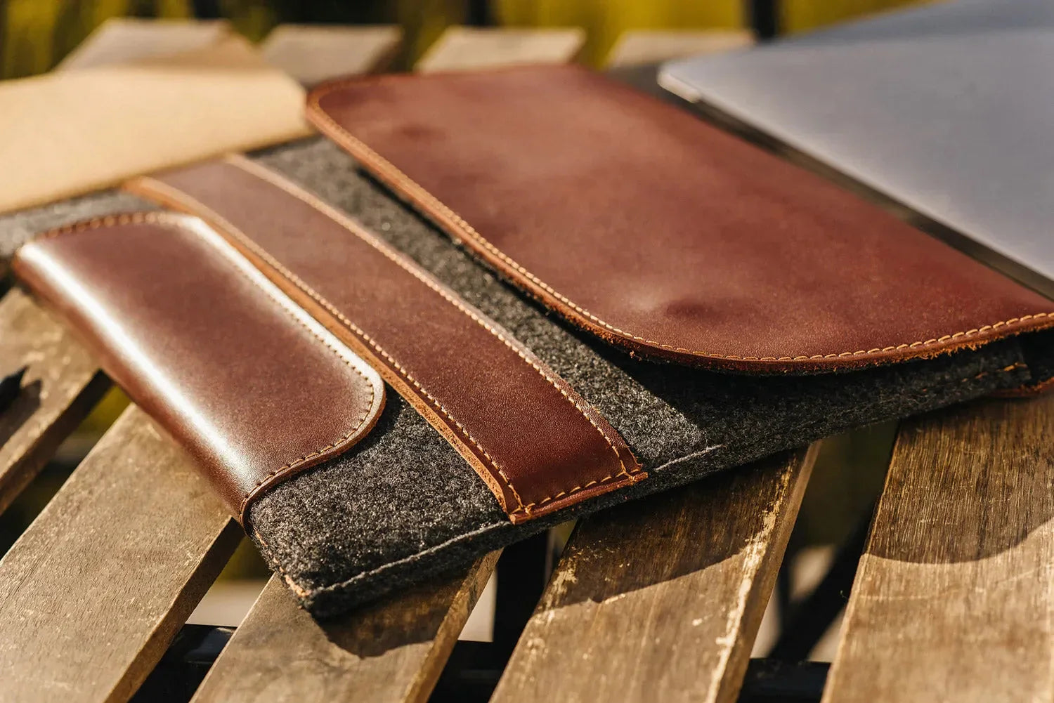 Wool & Leather Laptop Sleeve for Macbook – Magnetic Closure
