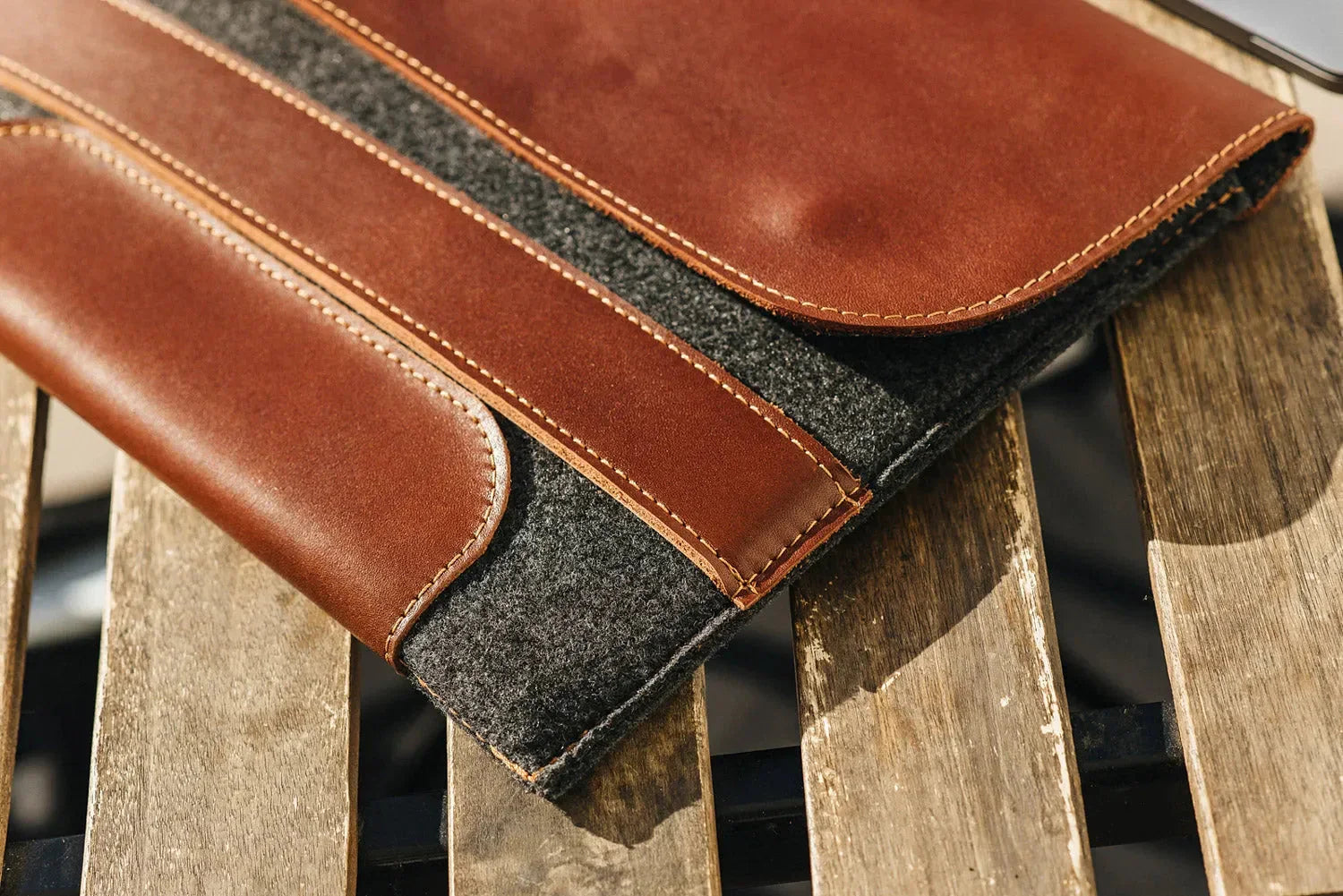 Wool & Leather Laptop Sleeve for Macbook – Magnetic Closure
