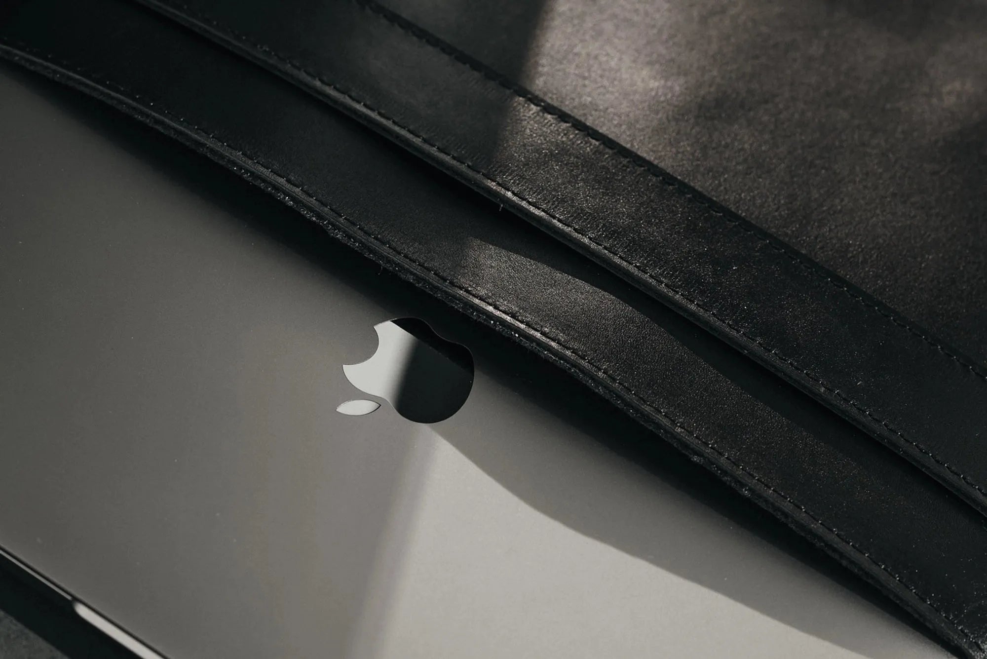 Matted Leather Sleeve for Macbook - All sizes | Black - Wenderfarer