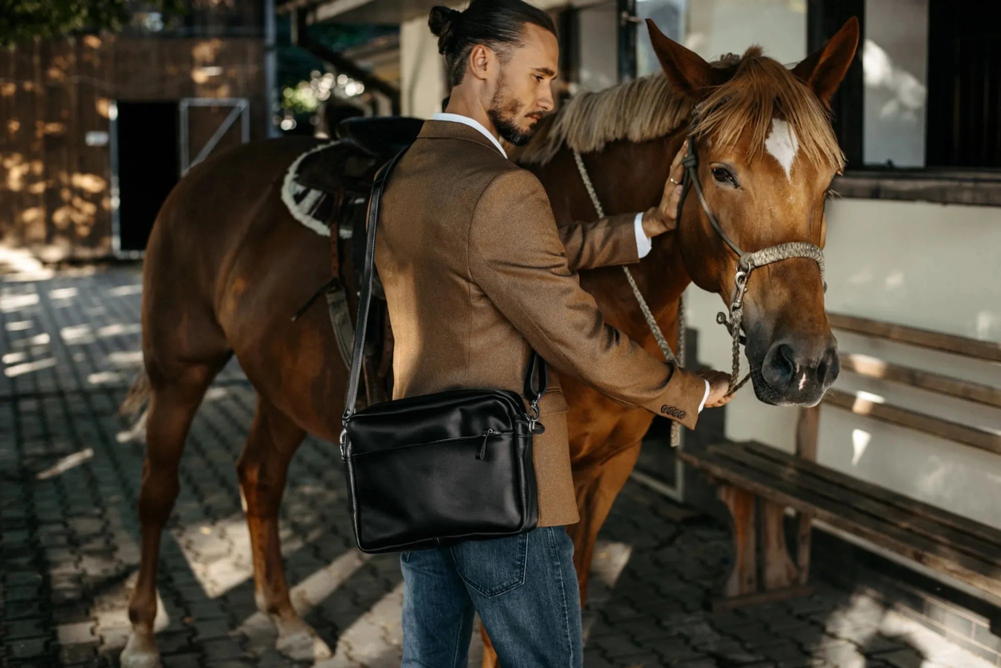 Everyday Leather Messenger with Zip | Smooth Black - Wenderfarer