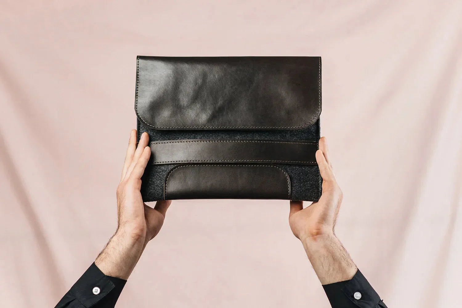 Wool & Leather Laptop Sleeve for Macbook – Magnetic Closure