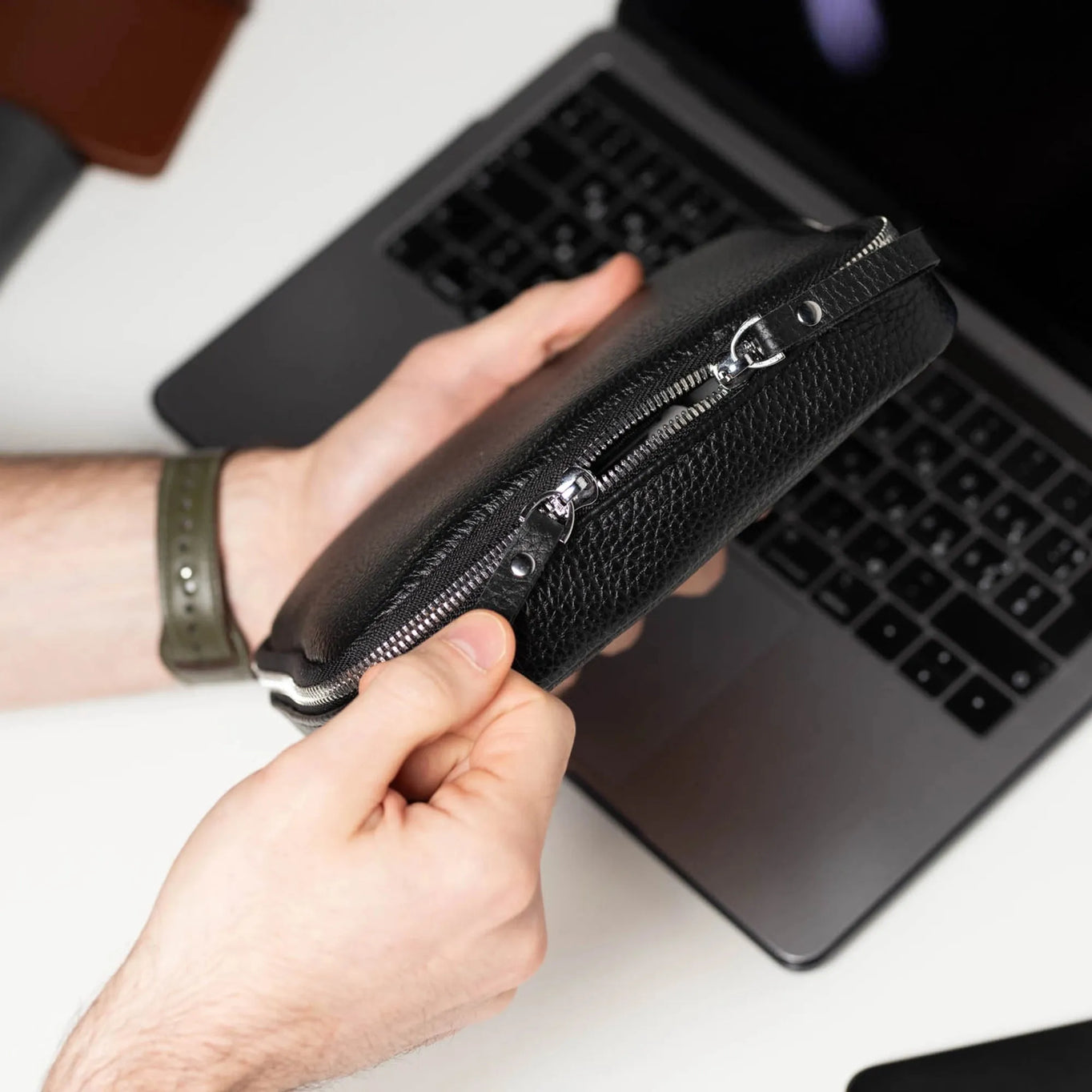 Leather Tech Organizer for Daily Use | Grainy Black - Wenderfarer