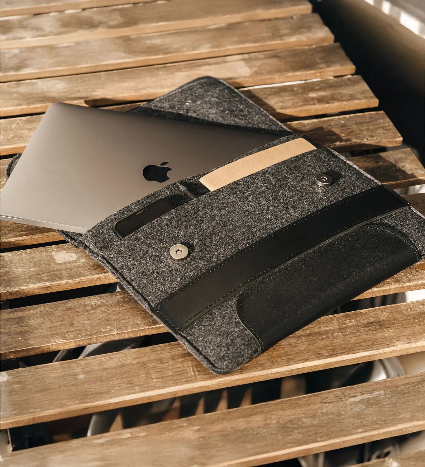 Wool & Leather Laptop Sleeve for Macbook – Magnetic Closure
