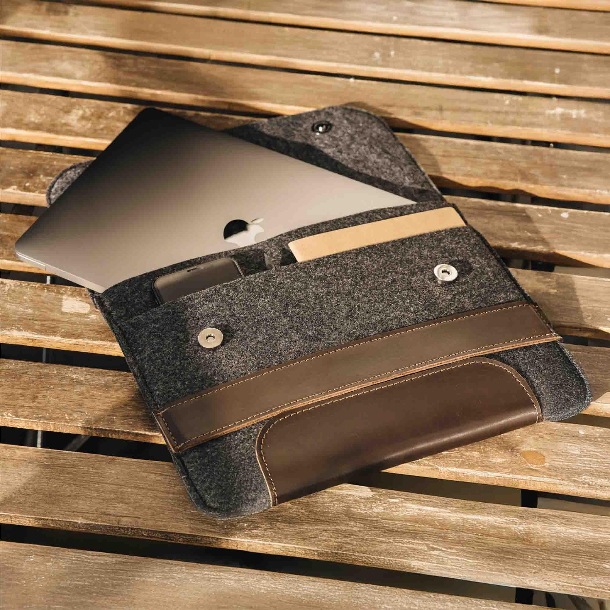 Wool & Leather Laptop Sleeve for Macbook – Magnetic Closure