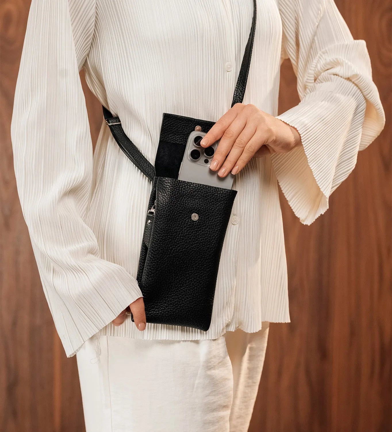 Minimalist Phone Pouch – Grainy Leather Crossbody Bag