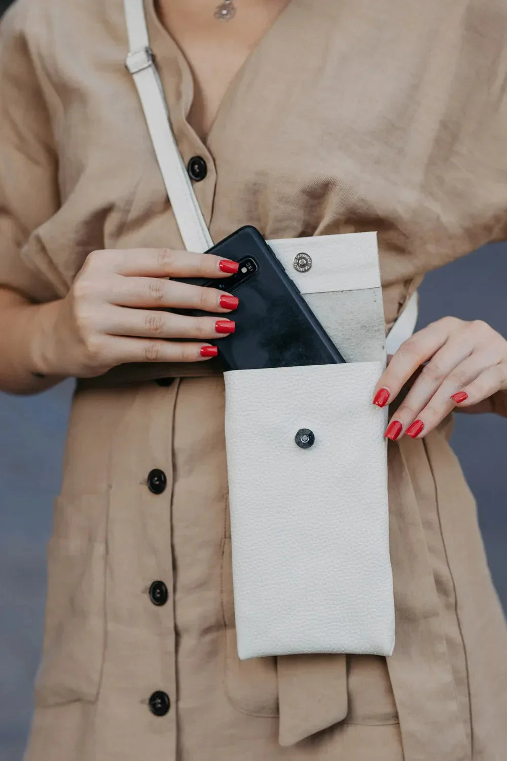 Minimalist Phone Pouch – Grainy Leather Crossbody Bag