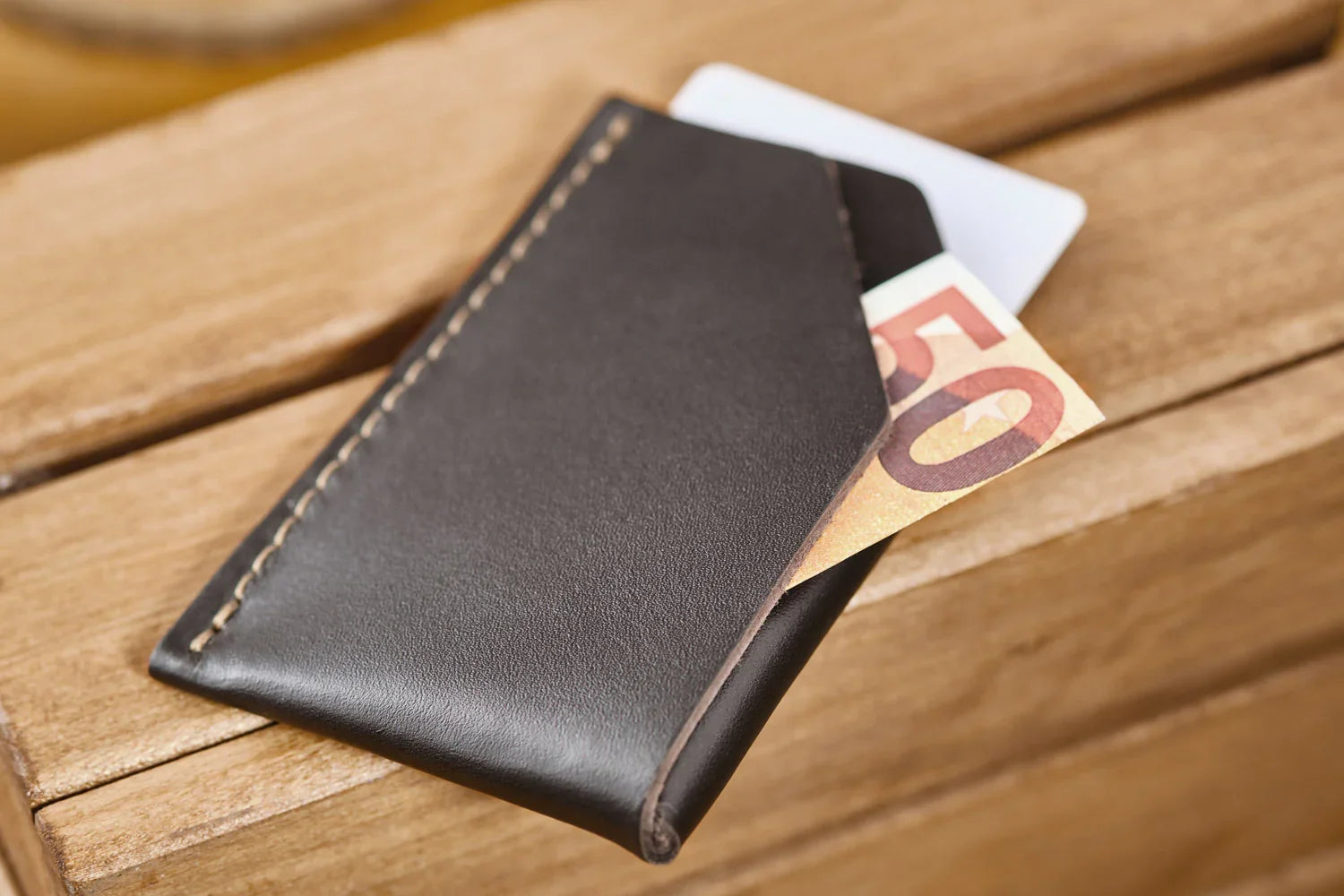 Slim Leather Cardholder – Smooth & Compact