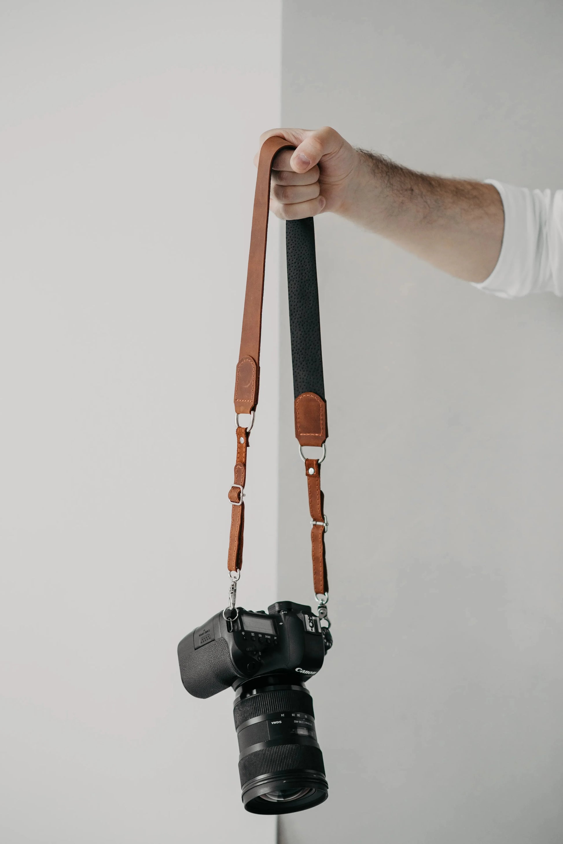 Distressed Leather Camera Strap – Quick Release & Secure Fit