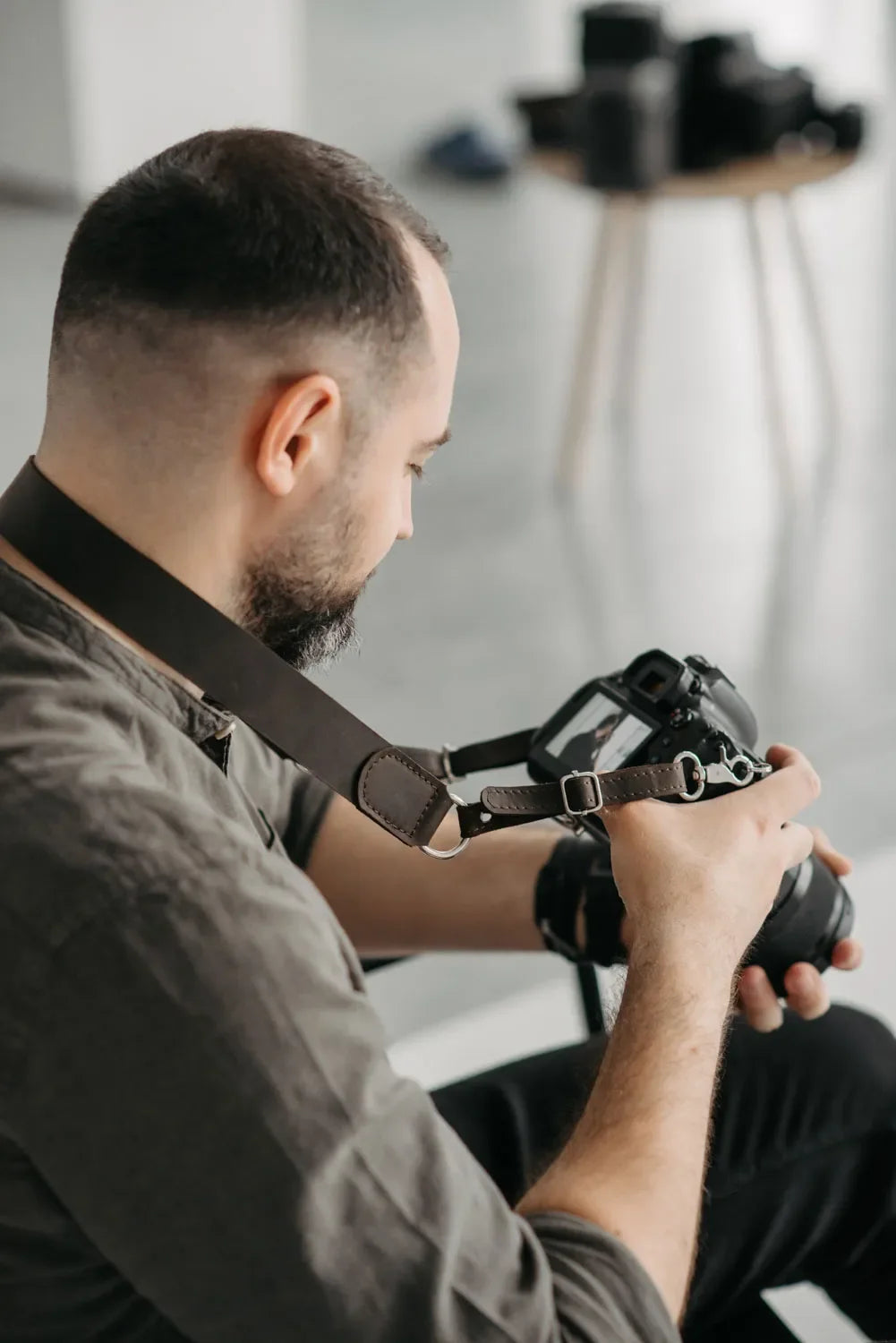 Distressed Leather Camera Strap – Quick Release & Secure Fit