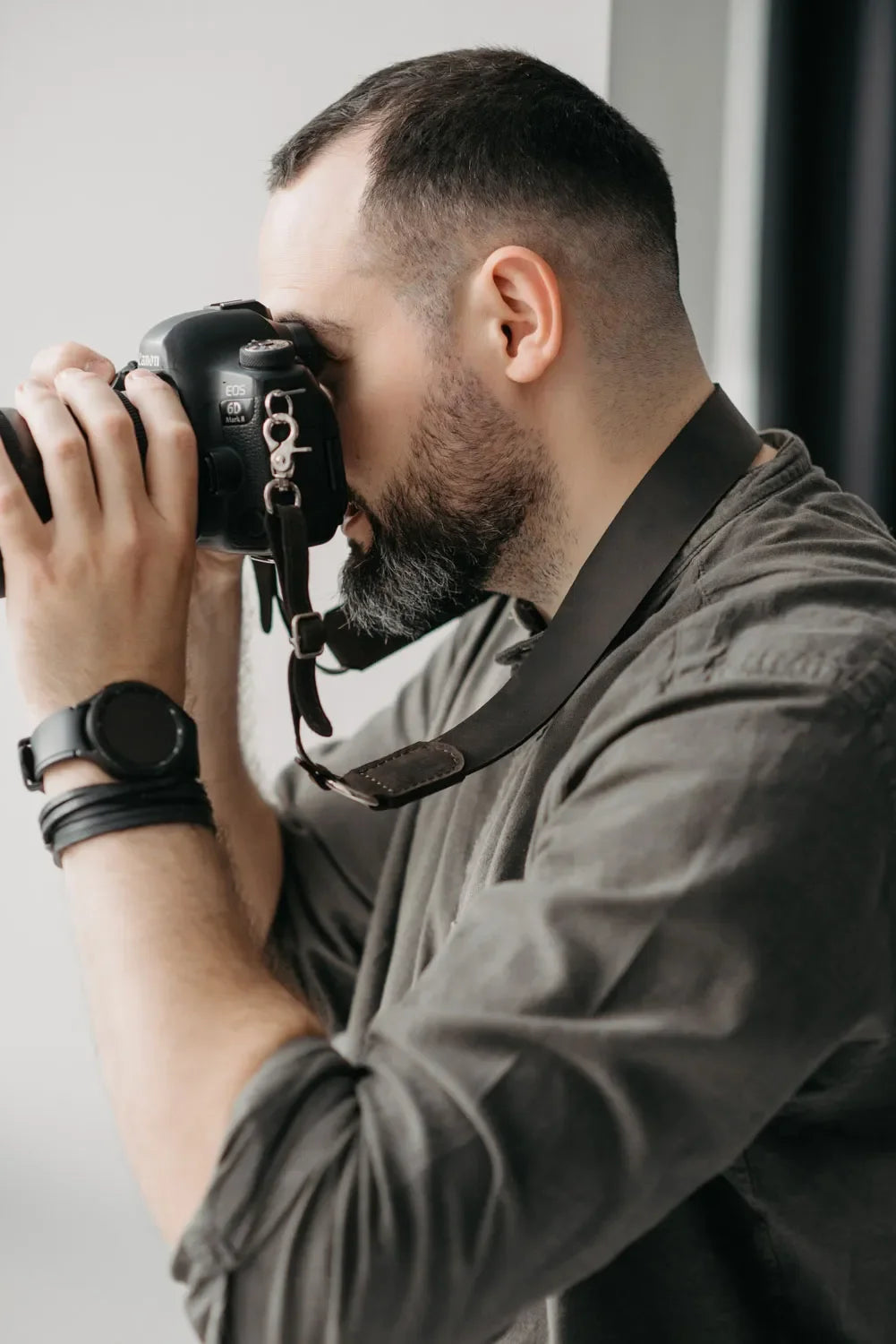 Distressed Leather Camera Strap – Quick Release & Secure Fit