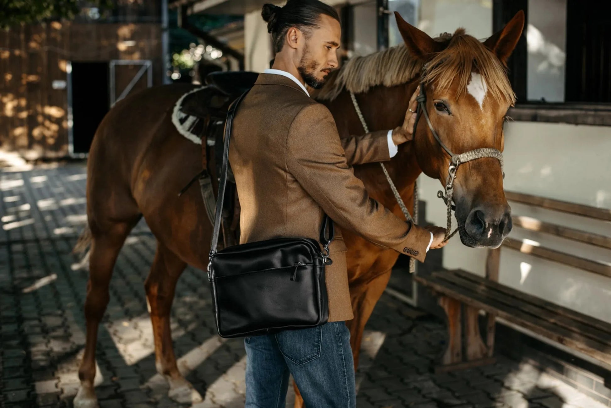 Everyday Leather Messenger with Zip | Smooth Black - Wenderfarer