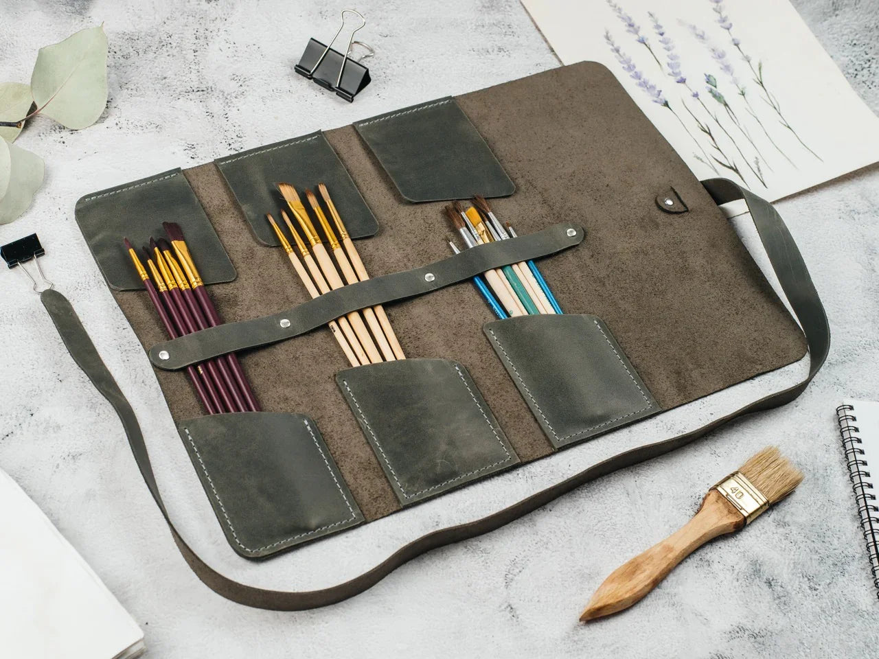 Leather Brush Roll Organizer – Waxed Matte Leather for Brushes & Tools
