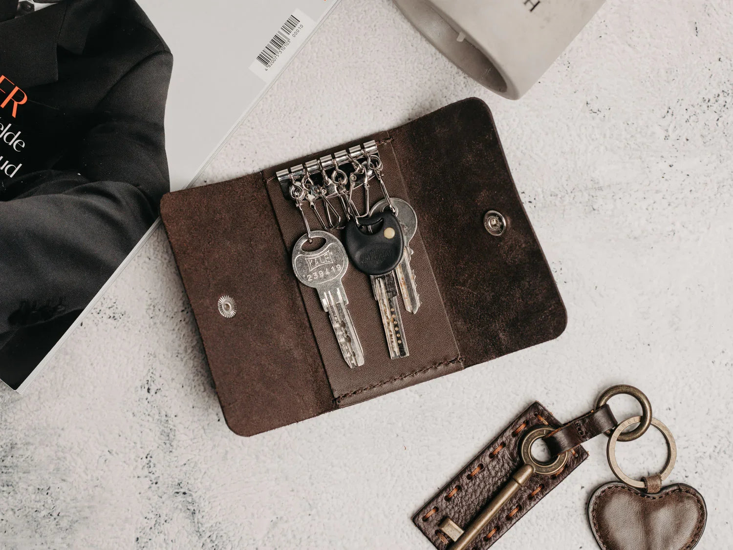 Leather Key Holder – Compact 6-Key Organizer