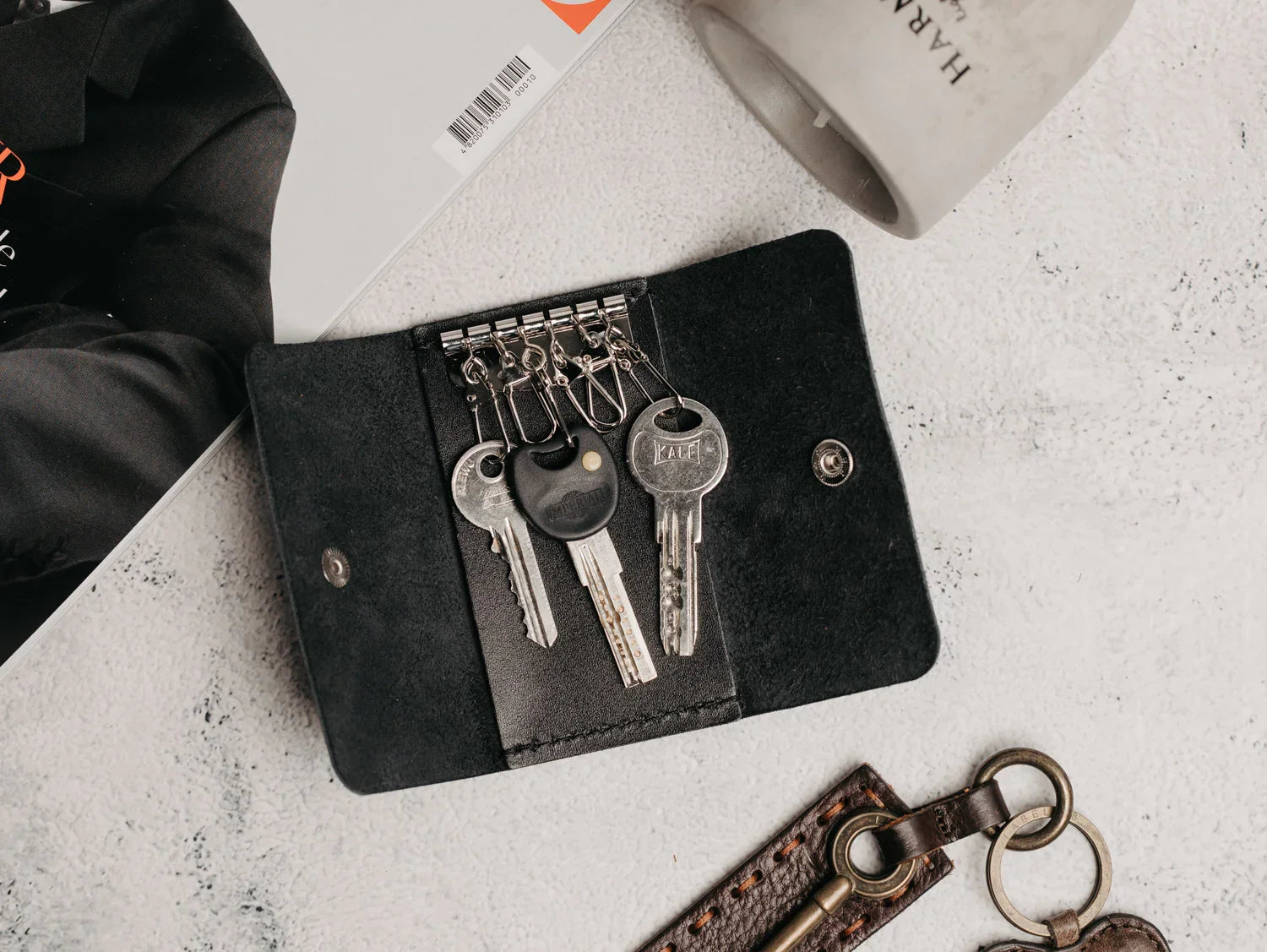 Leather Key Holder – Compact 6-Key Organizer