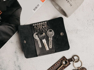 Leather Key Holder – Compact 6-Key Organizer