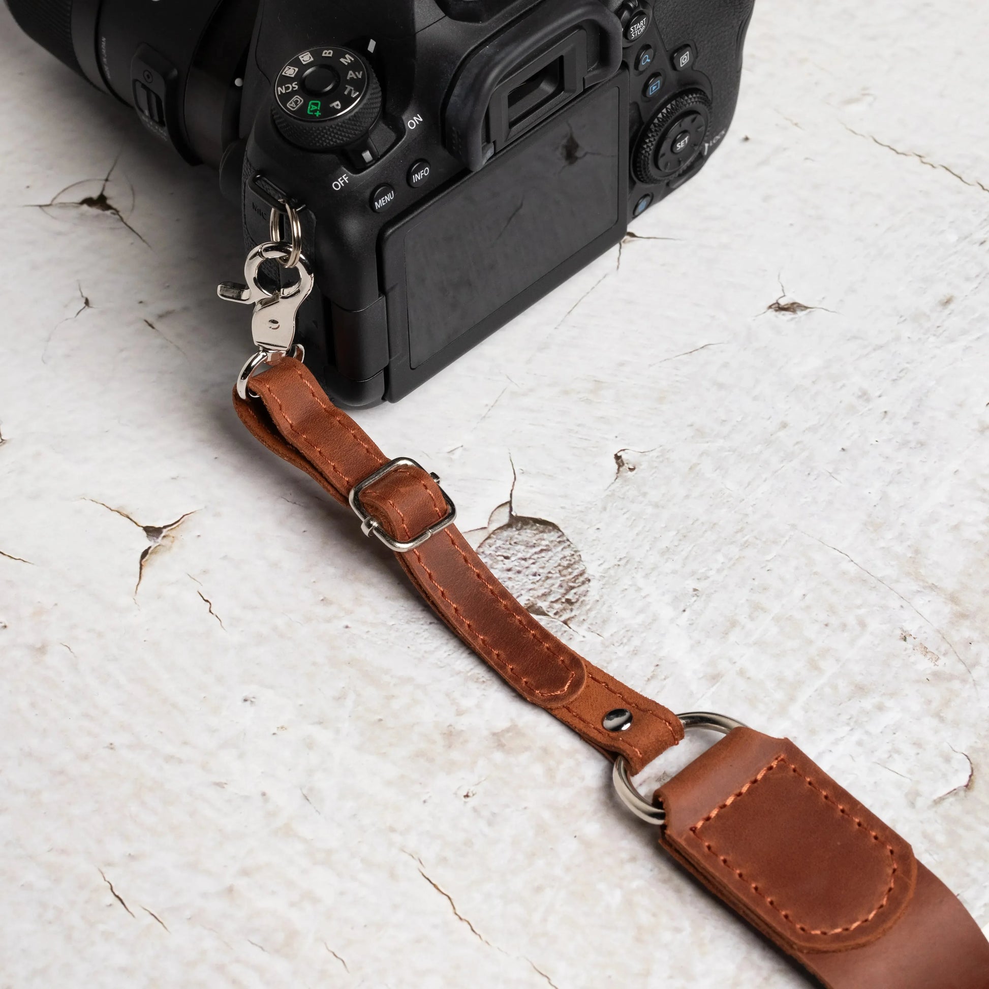 Distressed Leather Camera Strap – Quick Release & Secure Fit