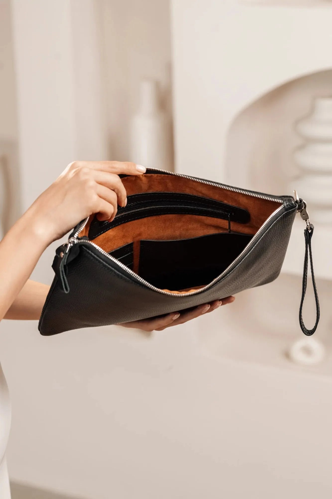 Zippered Full grain Leather Clutch | Graini Black - Wenderfarer