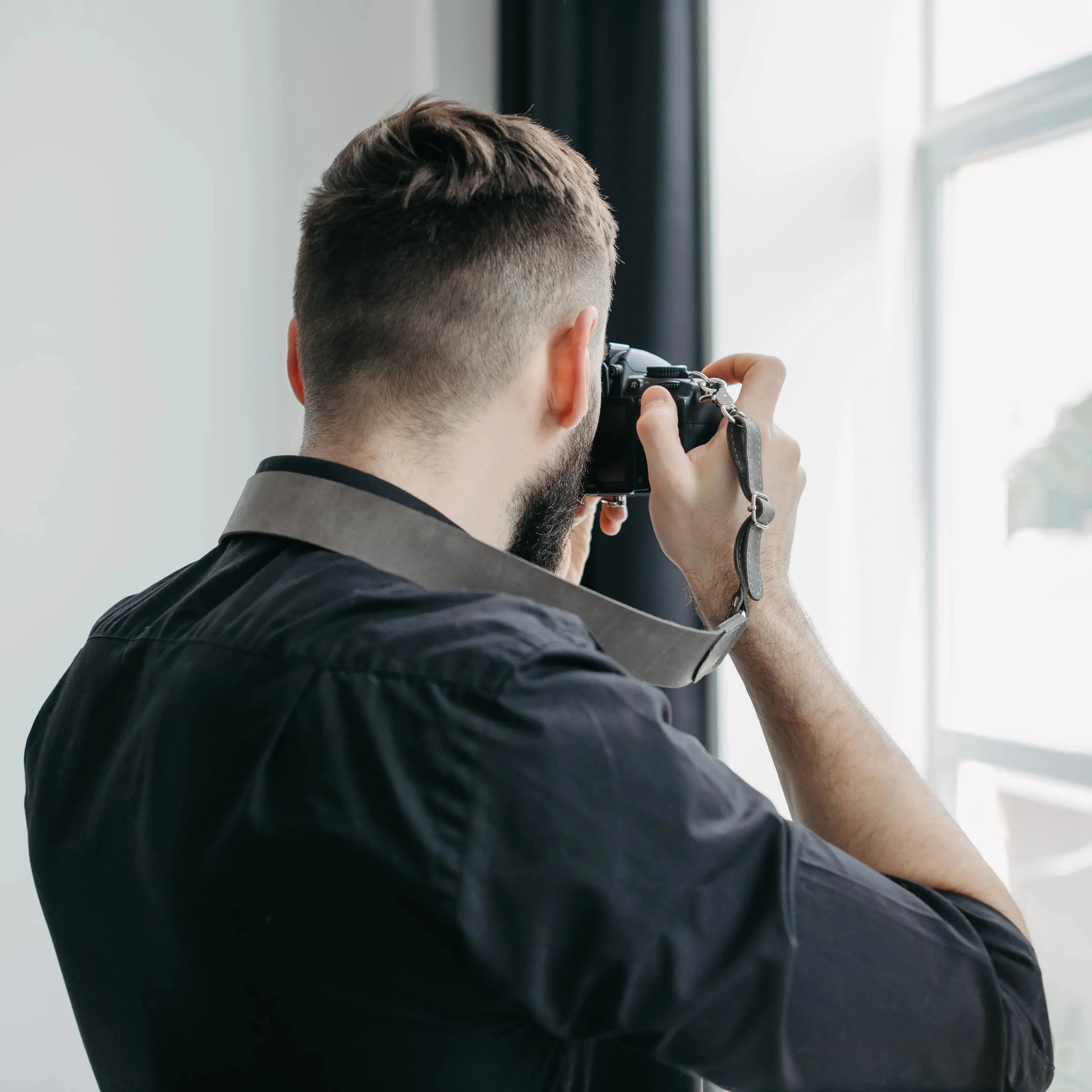 Distressed Leather Camera Strap – Quick Release & Secure Fit
