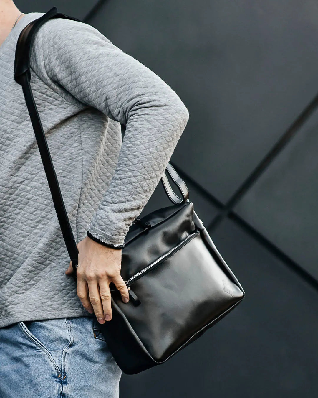 Everyday Leather Messenger with Zip | Squad