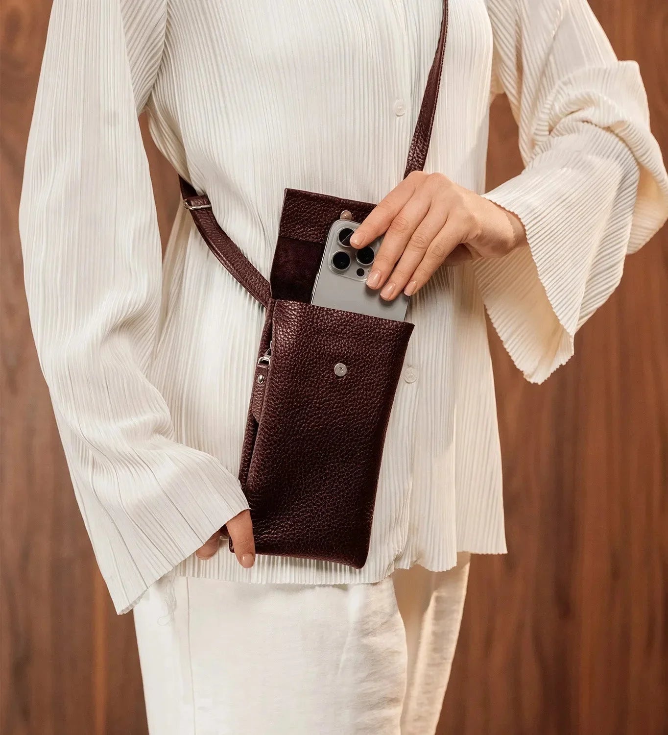 Minimalist Phone Pouch – Grainy Leather Crossbody Bag